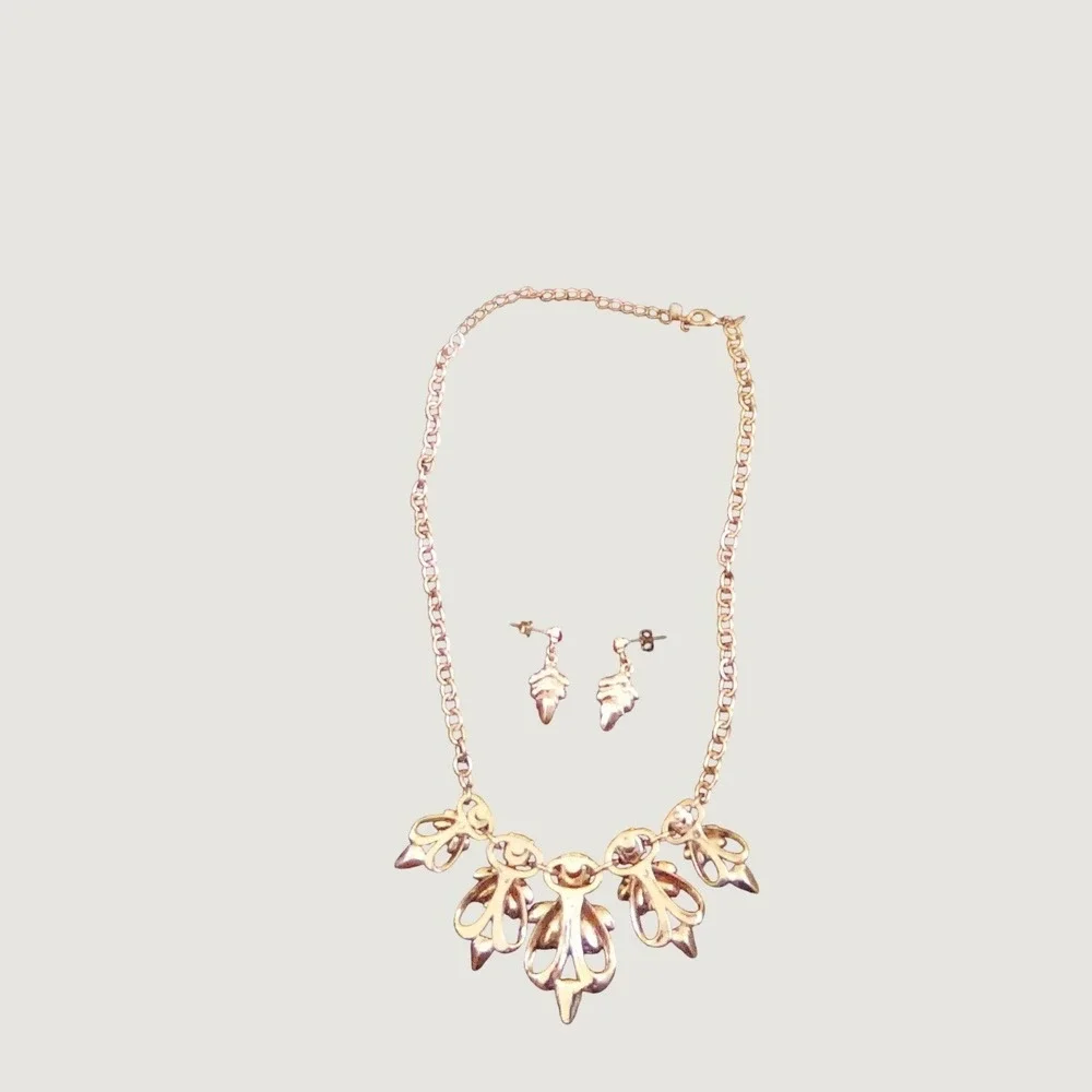 Red White Blue Statement Bib Necklace‎ and Earrings Set Gold Tone Floral Design